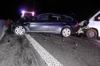 Verkehrsunfall mit lebensgefaehrlich verletzter PKW-Lenkerin auf der A8 bei Pforzheim